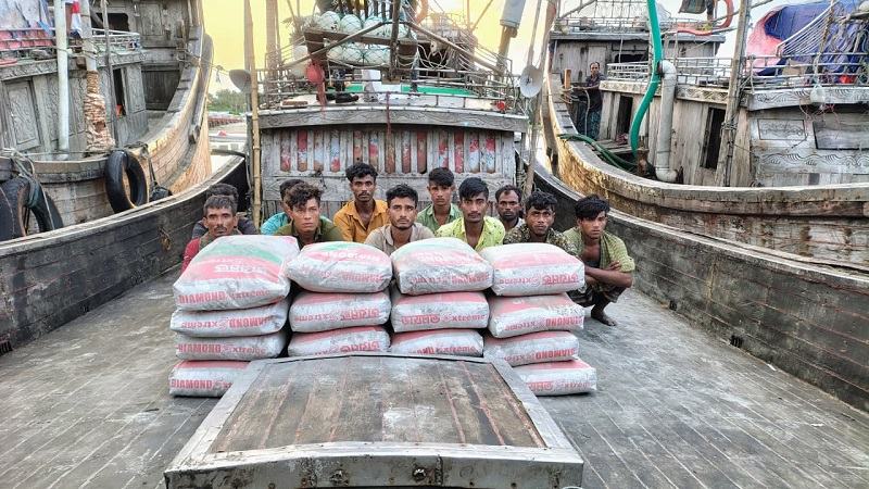 মিয়ানমারে সিমেন্ট পাচারের সময় দুটি বোটসহ ২১ জনকে আটক করেছে নৌবাহিনী