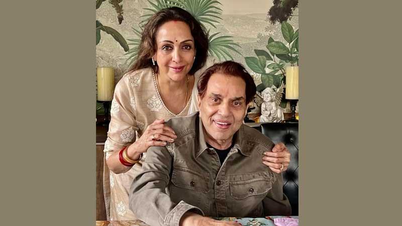 হাসপাতাল থেকে বাড়িতে ফিরলেন ধর্মেন্দ্র