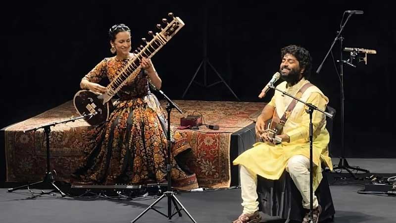 এক মঞ্চে অরিজিৎ সিং ও আনুশকা শঙ্কর