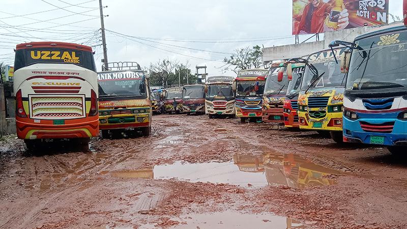সংস্কার নেই দীর্ঘদিন, দুর্ভোগে সাতক্ষীরা কেন্দ্রীয় বাস টার্মিনালের যাত্রীরা