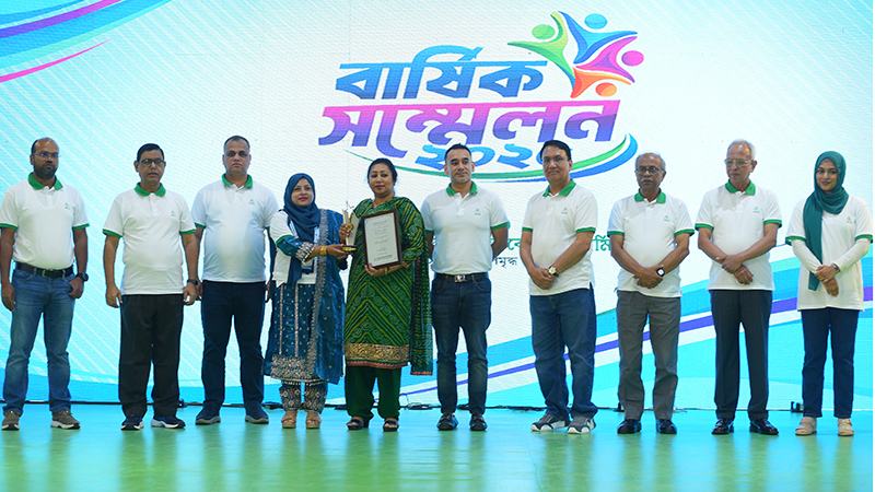 ডেল্টা লাইফের ৭৫ উন্নয়নকর্মী ও কর্মকর্তা পেলেন বর্ষসেরা পদক