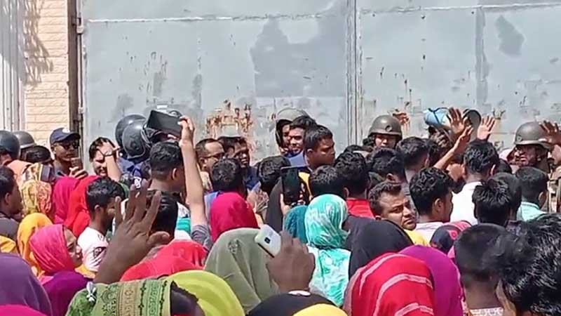 আশুলিয়ায় শ্রমিকদের সড়ক অবরোধ, ১৫ কারখানায় ছুটি ঘোষণা