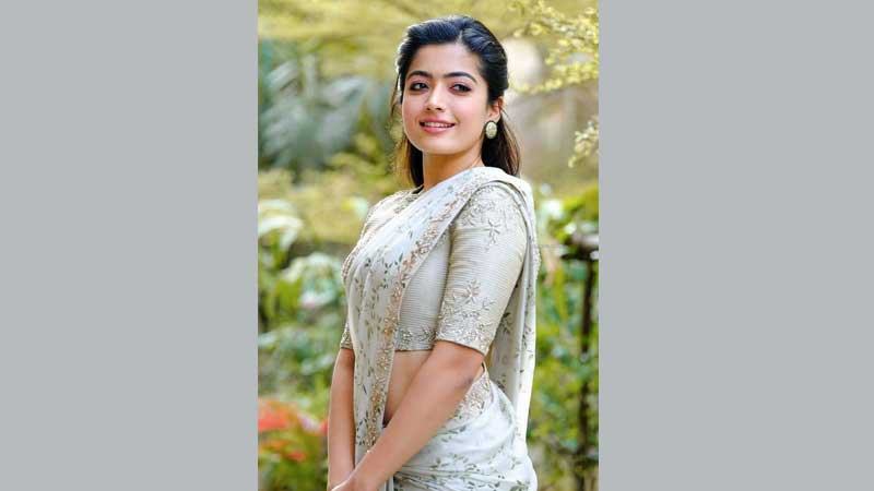 সূক্ষ্ম প্রেমবার্তা নিয়ে ভক্তদের গুঞ্জন