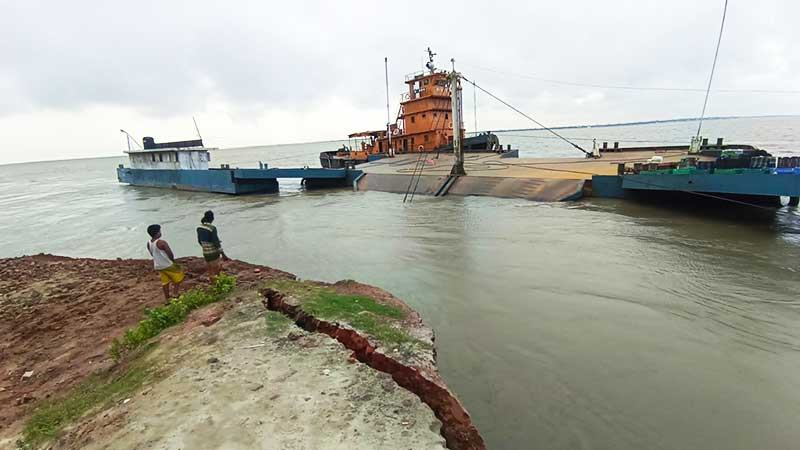পদ্মার অব্যাহত ভাঙনে হুমকিতে পাটুরিয়া-দৌলতদিয়া নৌ-রুট