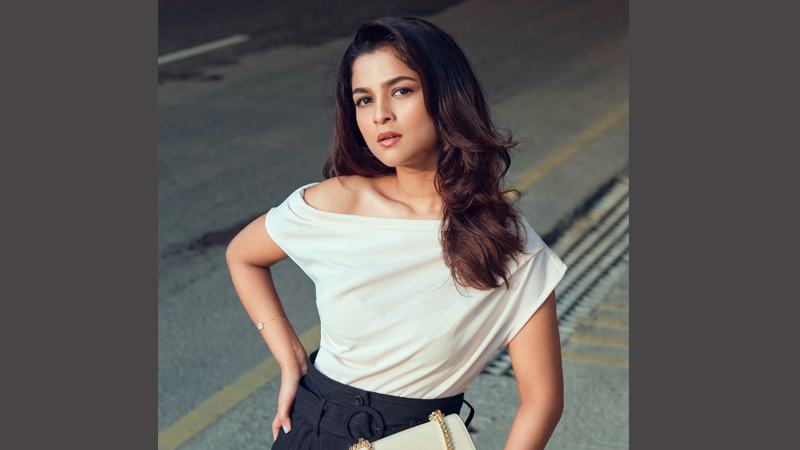 অভিনয়ে বৈচিত্র্য খুঁজছেন সাদিয়া আয়মান
