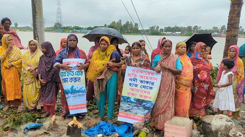 মুন্সিগঞ্জে পদ্মার তীরে ভাঙনকবলিতদের মানববন্ধন