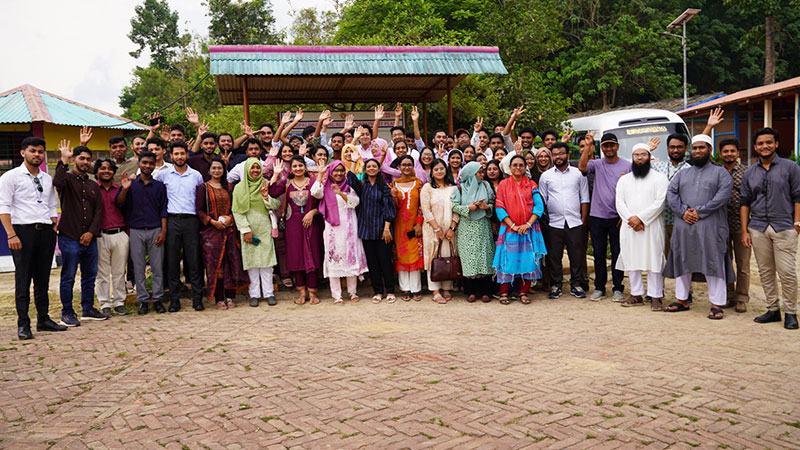 ‘বইয়ের পাতার চেয়ে হাজার গুণ বেশি শেখা যায় মাঠপর্যায়ে’