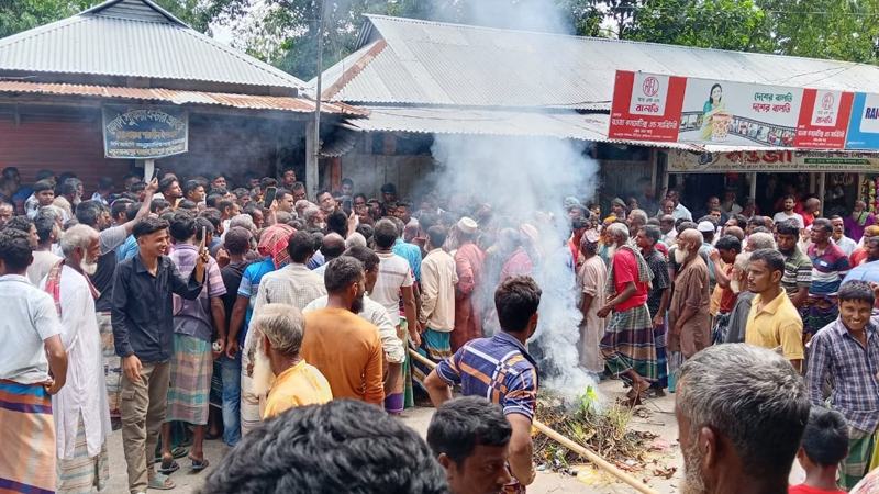 সারের দাবিতে কুড়িগ্রামে টায়ার জ্বালিয়ে সড়ক অবরোধ