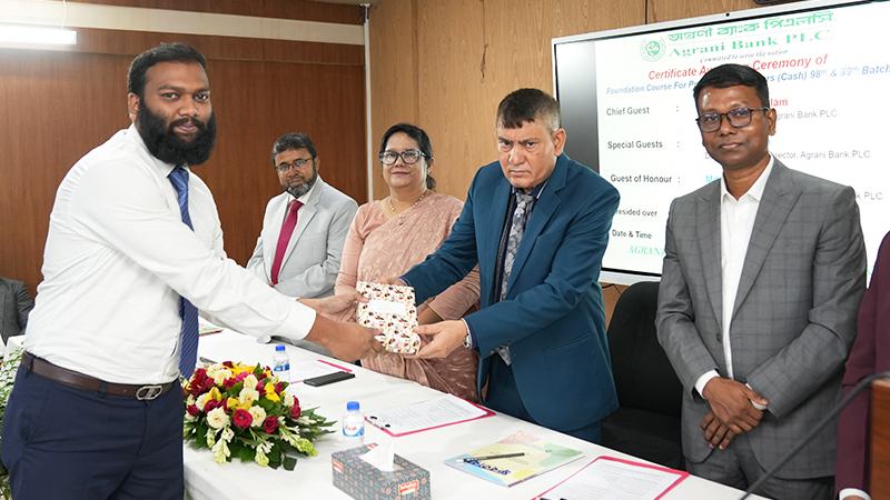 অগ্রণী ব্যাংকের ফাউন্ডেশন কোর্সের প্রশিক্ষণার্থীদের সনদ বিতরণ