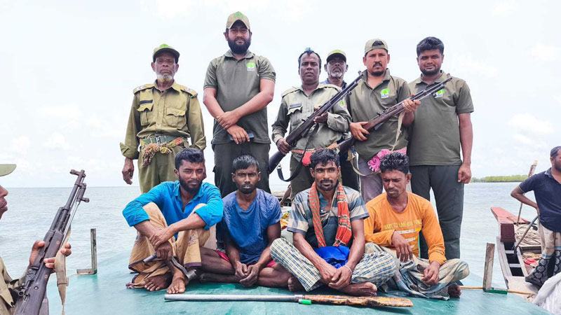 সুন্দরবনে বন বিভাগের কর্মীদের সঙ্গে দস্যুদের গোলাগুলি