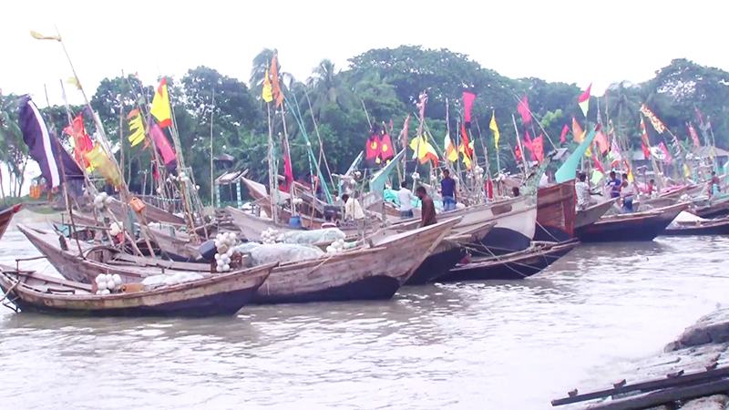 মাছ ধরায় ২২ দিনের নিষেধাজ্ঞা শুরু