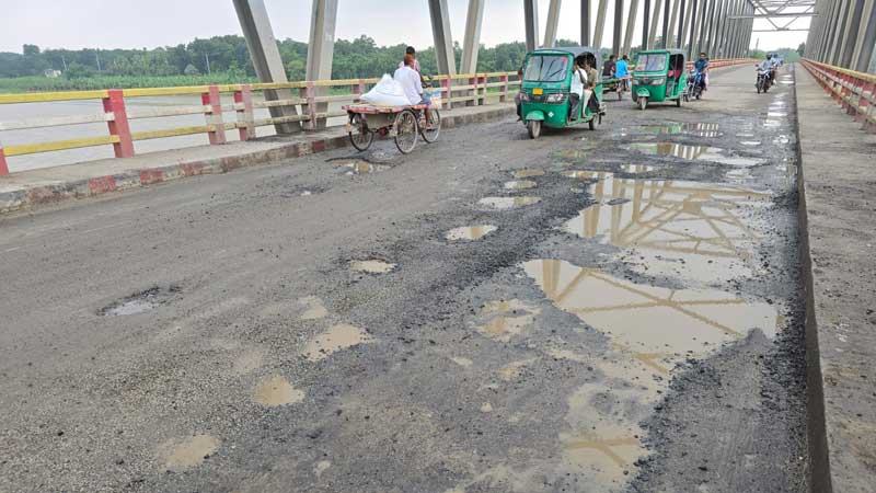 কুষ্টিয়ায় সংস্কারের ১৫ দিনেই সড়কজুড়ে গর্ত