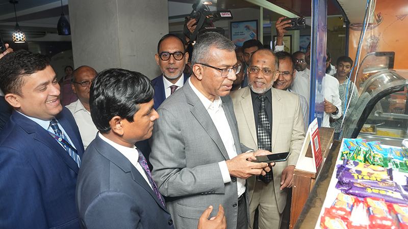 কিউআর কোড ব্যবহার করে নিরাপদ ও সহজ লেনদেন করা সম্ভব