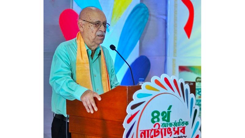 ‘নাট্যজন সম্মাননা’ পেলেন আবুল হায়াত