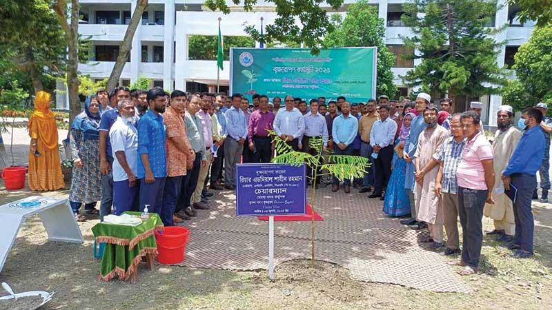 দুর্যোগ মোকাবেলায় মোংলা বন্দরে বৃক্ষরোপণ