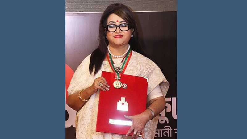 একুশে পদক গ্রহণ করলেন ববিতা