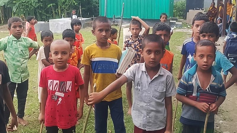 ক্লাসে শিক্ষকদের অনুপস্থিতি শিশু শিক্ষার্থীদের বিক্ষোভ
