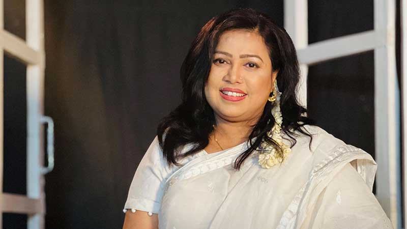 দুটি রবীন্দ্রসংগীত গাইলেন কণ্ঠশিল্পী হাফিজা শারমিন