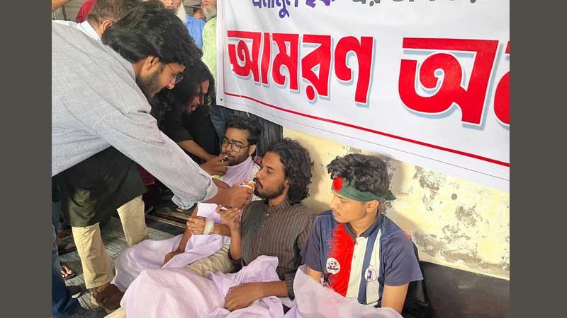 উপাচার্যের আশ্বাসে অনশন ভাঙলেও শাটডাউন বহাল