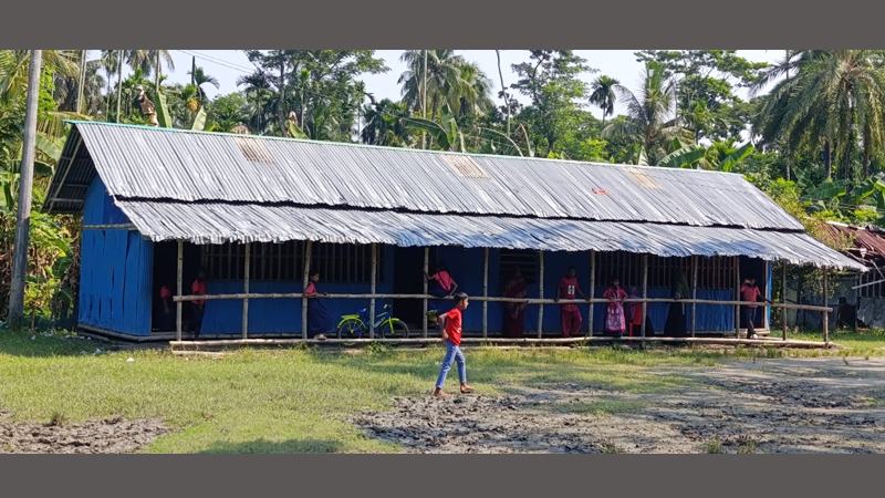 টিনশেডে চলে পাঠদান বৃষ্টি হলে শ্রেণীকক্ষে ঢোকে পানি স্কুলে যেতে চায় না শিক্ষার্থীরা