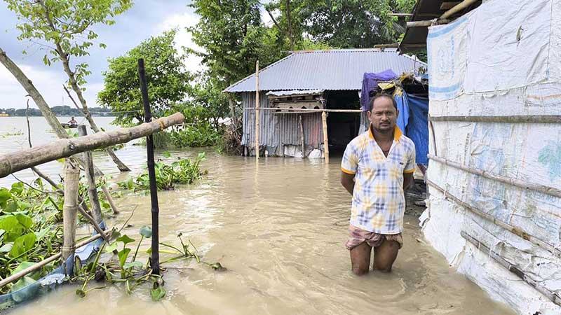 যশোরে আতাই নদের বাঁধ ভেঙে দুই শতাধিক পরিবার পানিবন্দি