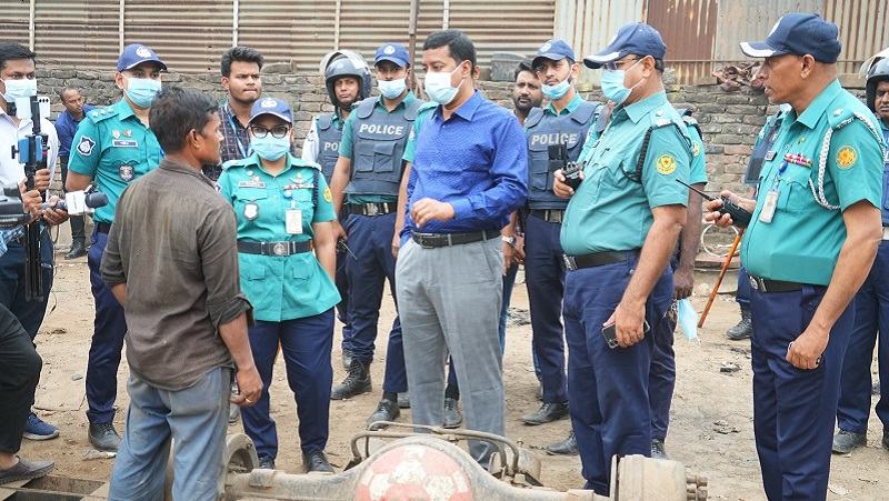 ঈদযাত্রায় ফিটনেসবিহীন গাড়ি বন্ধে ডিএমপি ও বিআরটিএর অভিযান
