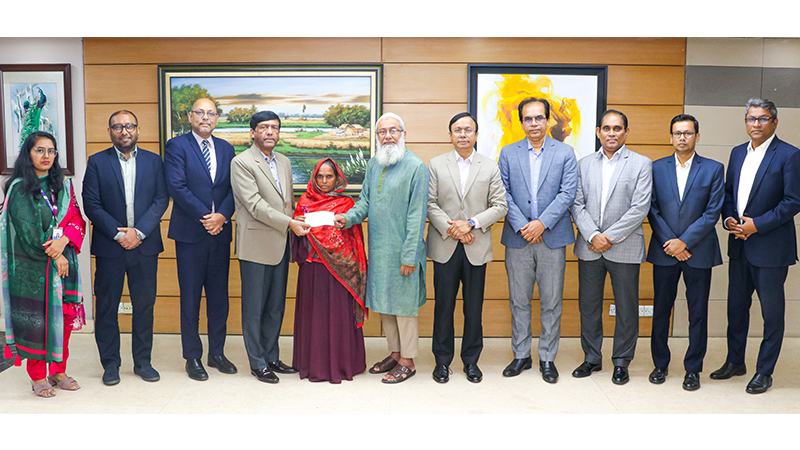 সাউথইস্ট ব্যাংকের পে-রোল ব্যাংকিং সেবার আওতায় বীমা দাবির চেক হস্তান্তর