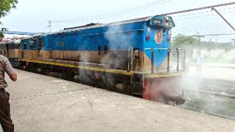 অগ্নিবীণা এক্সপ্রেসের ইঞ্জিনে আগুন