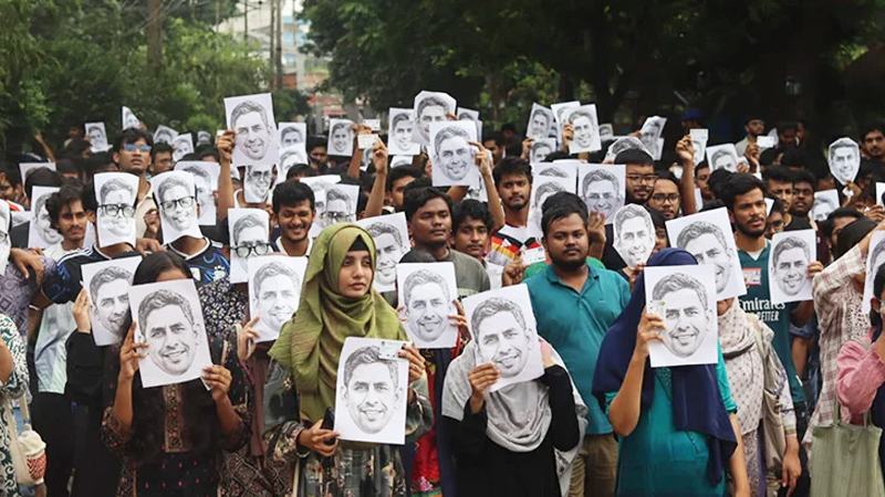 চুয়েটে উপাচার্যের ছবি নিয়ে ‘মুখোশ মিছিল’ শিক্ষার্থীদের