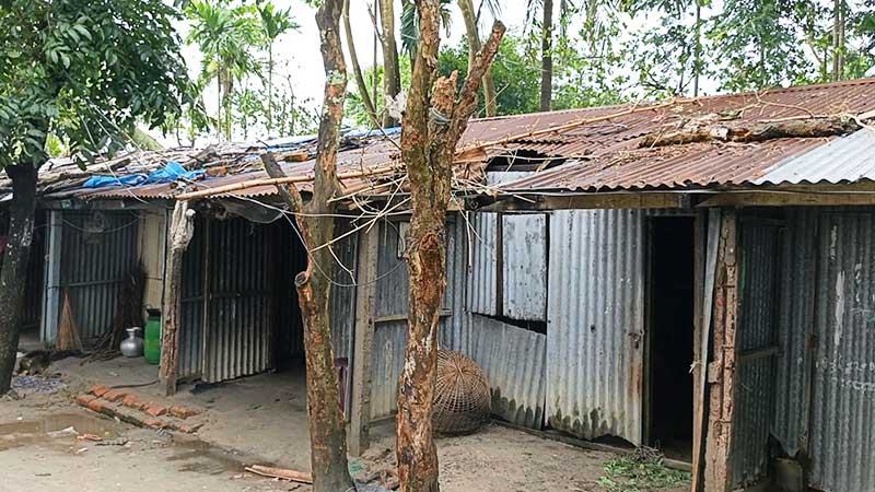 নির্মাণের দুই যুগেও সংস্কারহীন জীর্ণ ঘর ছেড়েছেন অনেকে