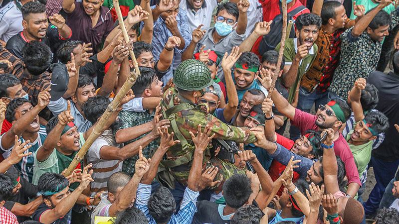 সেনাবাহিনীর সমর্থন প্রত্যাহারে চূড়ান্ত পতন হয় স্বৈরশাসকের