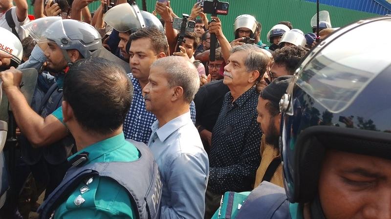 পেছনের গেট দিয়ে বের হওয়ার পর শিক্ষার্থীদের বাধা, ফের মাইলস্টোনে ফিরেছেন দুই উপদেষ্টা