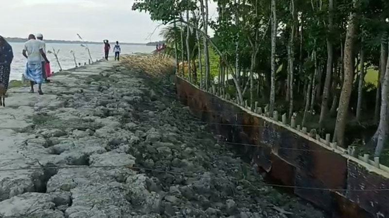 ঝালকাঠিতে বেড়িবাঁধ রক্ষায় নিম্নমানের পাইলিং