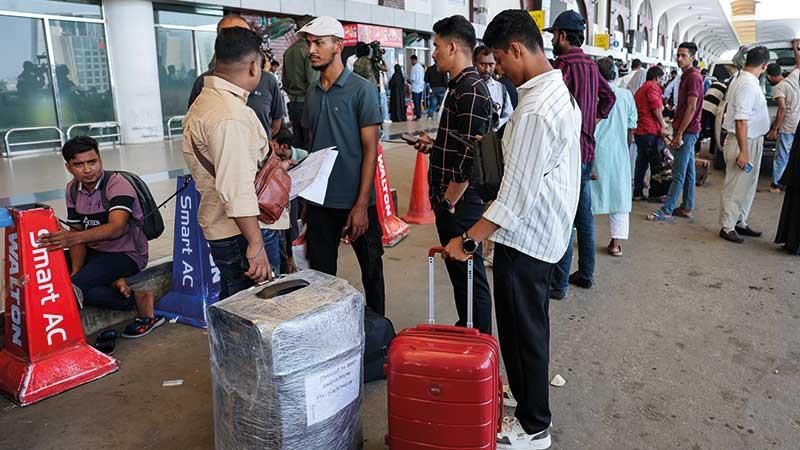 ঢাকা থেকে ১০০ ফ্লাইট  বাতিল, ভোগান্তিতে ১৫ হাজারের বেশি যাত্রী