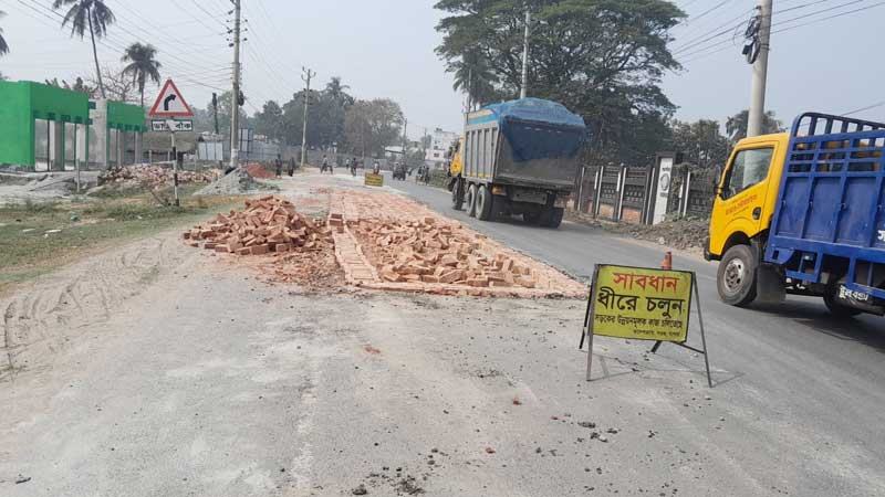 ঈদযাত্রায় যশোরের দুই মহাসড়কে বেড়েছে জনদুর্ভোগ