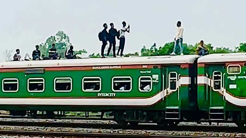 চলন্ত ট্রেনের ছাদে টিকটক, পড়ে গিয়ে দুজনের মৃত্যু