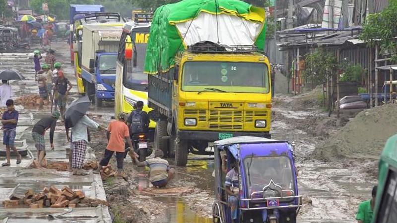 সাড়ে ৫ কোটি টাকার নির্মাণকাজে ধীরগতি, দীর্ঘ যানজটে ভোগান্তি