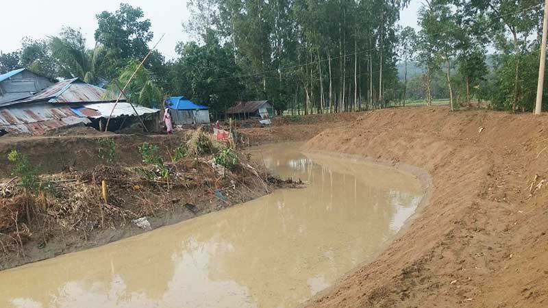 মিরসরাইয়ে কার্যাদেশ উপেক্ষা করে খাল খনন, কাটা পড়ছে কৃষিজমি ও বসতভিটা