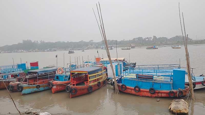 সুন্দরবনে নৌযান চলাচল বন্ধ, ফিরে যাচ্ছেন পর্যটকরা