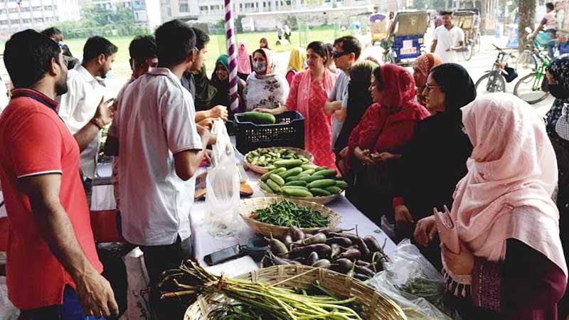 ময়মনসিংহে কম দামে সবজি বিক্রি