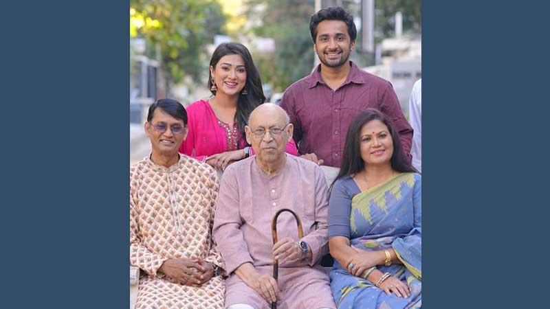 ‘শেকড়ের টানে’ আবুল হায়াত