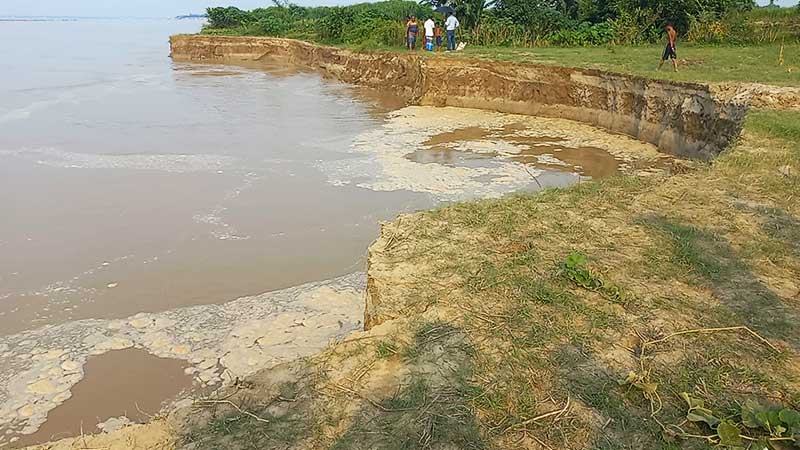 নদীগর্ভে বিলীন হচ্ছে ঘরবাড়ি ও কৃষিজমি