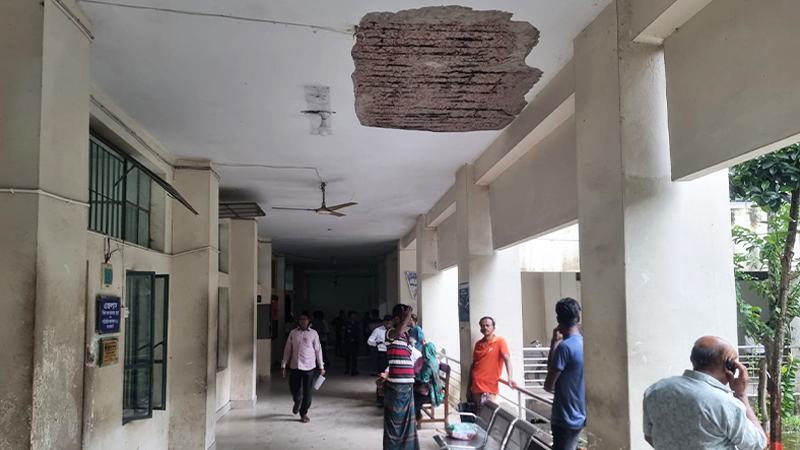 বাগেরহাটে আদালত ভবনের পলেস্তারা খসে আহত ৫ বিচারপ্রার্থী