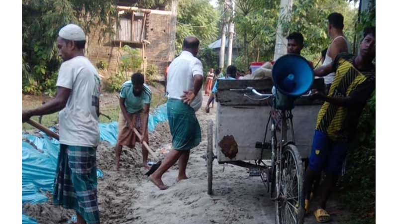 কুড়িগ্রামে স্বেচ্ছাশ্রমে সড়ক নির্মাণ