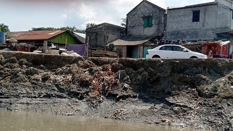 নদীভাঙনে বিলীনের পথে ২০০ বছরের বুধহাটা বাজার আতঙ্কে ব্যবসায়ীরা