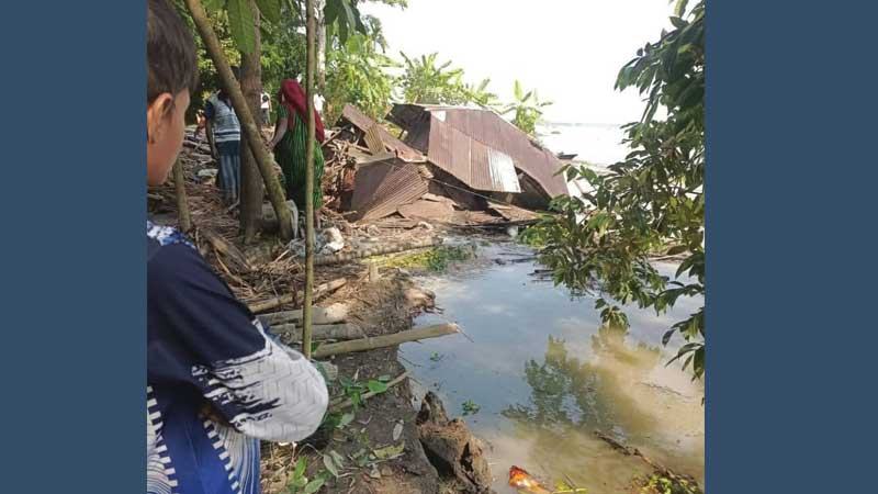 বরিশালে সন্ধ্যা নদীর আকস্মিক ভাঙনে ঘরবাড়ি বিলীন