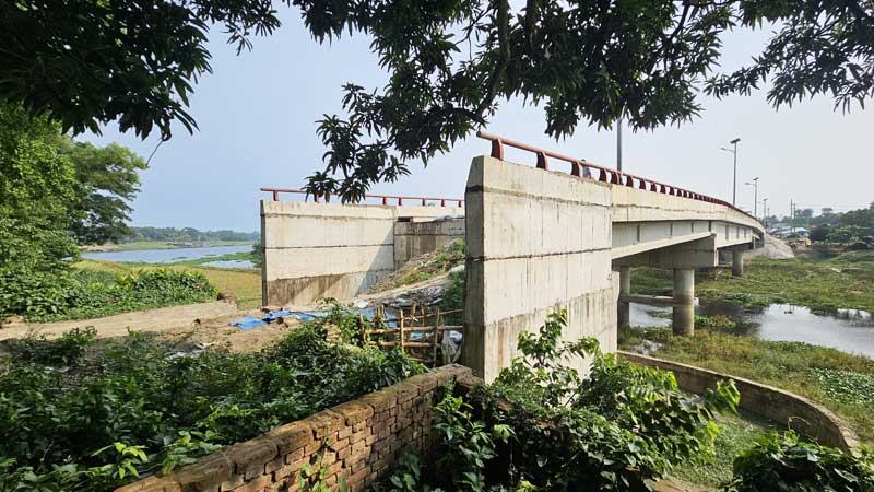 গাজীপুরে নির্মাণের ২১ মাসেও চালু হয়নি ১৯ কোটি টাকার সেতু