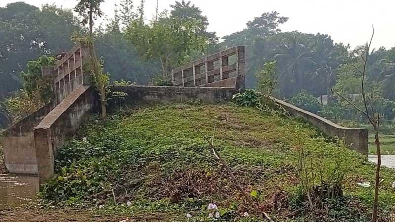 নড়াইলে কাজে আসছে না এক দশক আগে নির্মাণ করা সংযোগ সড়কবিহীন সেতু