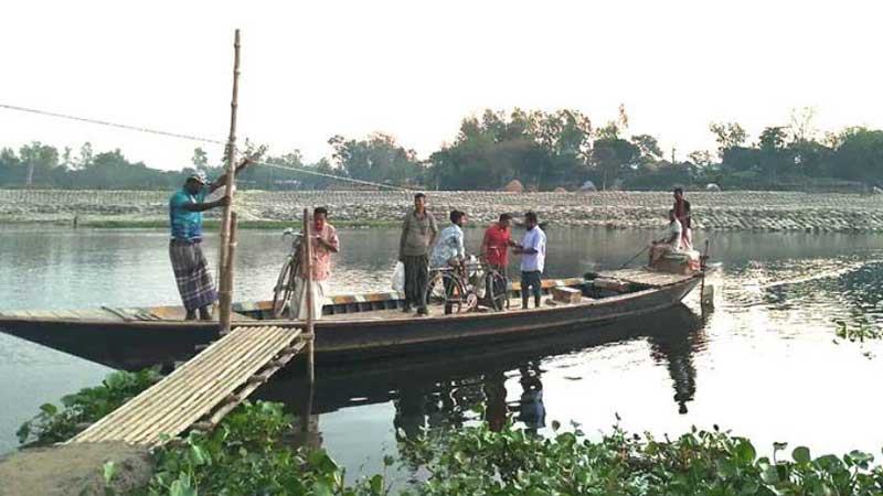 জ্বালানি সংকটে দড়ি টেনে নদী পারাপার