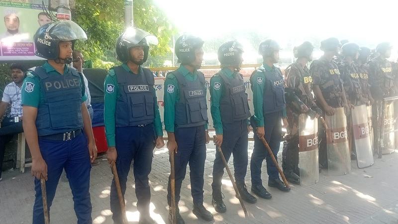 ধানমন্ডি ৩২ এর দুই ফটকে জনসাধারণের প্রবেশে নিষেধাজ্ঞা, ভোগান্তিতে পথচারী